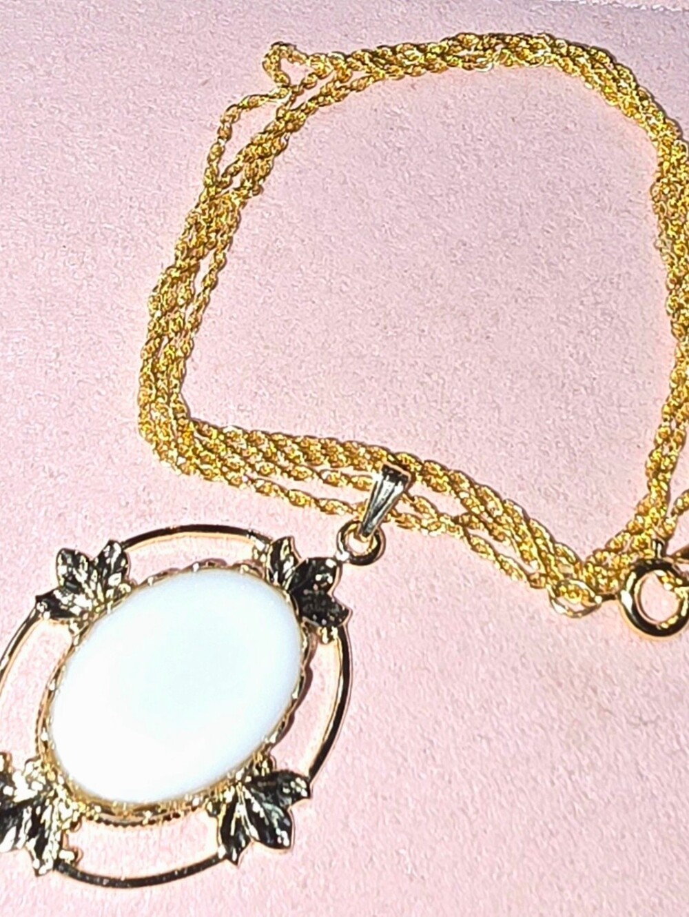Vintage Gold Tone White Cabochon 4 Pc Set Ring Brooch Necklace (Lg and Sm) - Picture 8 of 12